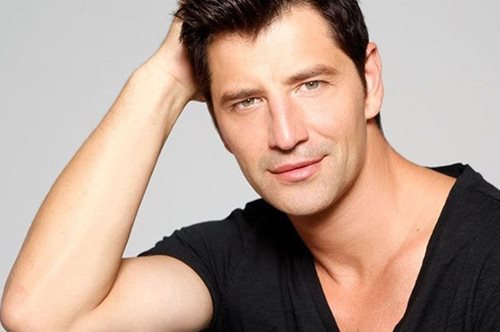 Αυτός είναι ο «άγνωστος» 24χρονος αδερφός του Σάκη Ρουβά