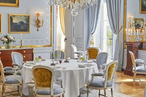 Οι Βερσαλλίες έγιναν ξενοδοχείο: Τα απίθανα δωμάτια και η χλιδή που περισσεύει