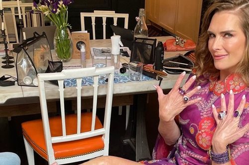 Tρεις πανέμορφες γυναίκες: Η Μπρουκ Σιλντς και οι δύο κόρες της ποζάρουν με μαγιό