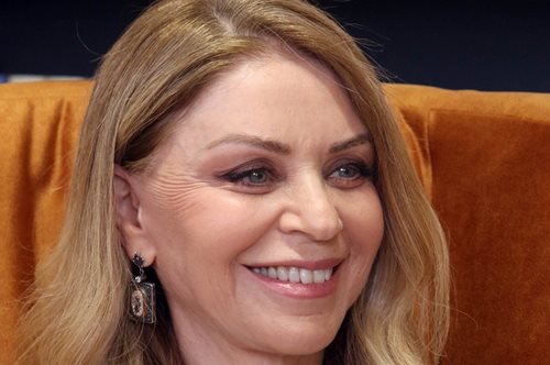 Κομψή, με κοριτσίστικη διάθεση: Η εμφάνιση της Έλλης Στάη με άκρως καλοκαιρινή διάθεση