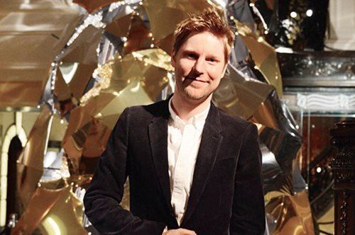 Ο Christopher Bailey στόλισε το δέντρο του Claridge's Hotel με 100 ομπρέλες και 77.000 φωτάκια 