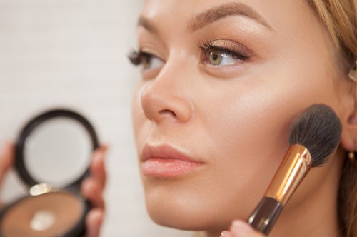 Πώς θα διατηρήσεις σταθερό το μακιγιάζ σου στον καύσωνα