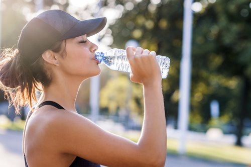 Πόσο νερό πρέπει να πίνω: Υπολόγισε την ποσότητα νερού που πρέπει να πίνεις κάθε μέρα