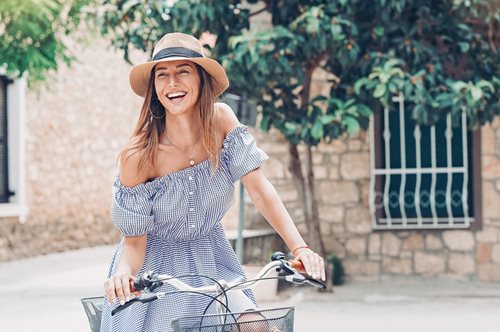 Τα πιο κομψά καλοκαιρινά σύνολα για γυναίκες άνω των 40