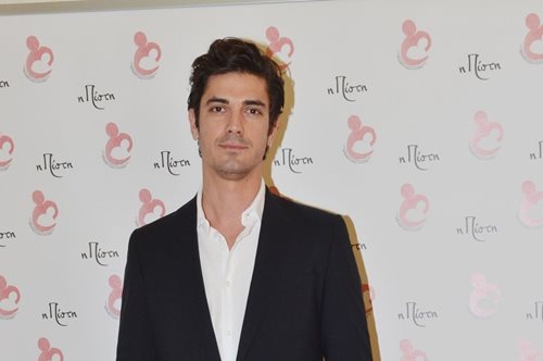 Αγνώριστος ο Δημήτρης Γκοτσόπουλος στις διακοπές του - Με μούσι και σκουλαρίκι 