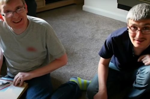 Η τραγική ιστορία των αδερφών Κλαρκ: Το σπάνιο σύνδρομο που τους έκανε και πάλι παιδιά