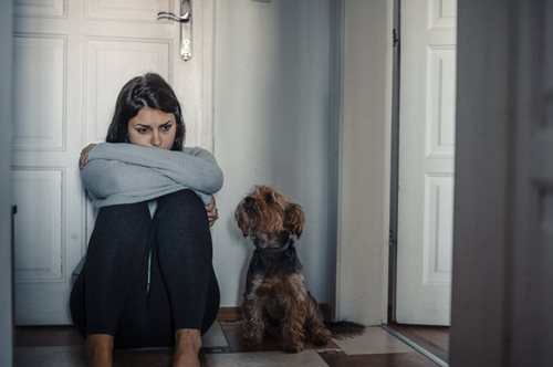 Άντρας χτυπάει τη σύζυγό του σε δημόσιο χώρο - παρεμβαίνουν δύο θαρραλέες πελάτισσες