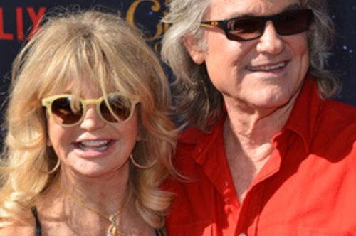 Η Γκόλντι Χον αγκαλιά με τη mini me εγγονή της κάνοντας διακοπές στις Σπέτσες