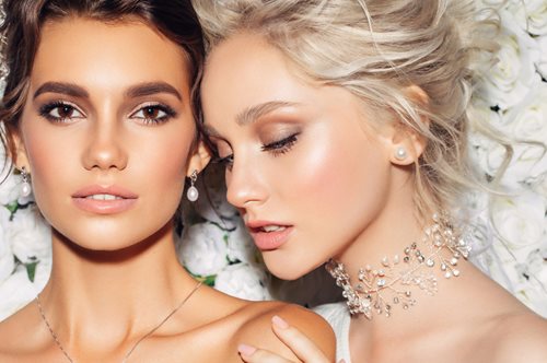 Οι πούδρες που θα κρατήσουν την επιδερμίδα σας ματ ακόμα και εν μέσω καύσωνα