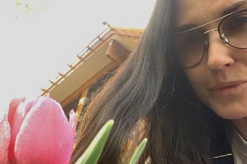 Η εντυπωσιακή Ντέμι Μουρ βολτάρει με σκάφος μαζί με την κόρη της στη Σαντορίνη