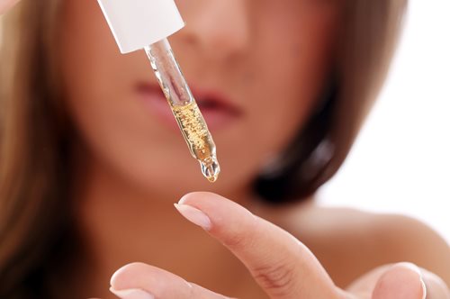 Ελιξίριο λάμψης: 11 θρεπτικά λάδια για τα μαλλιά που λειτουργούν σαν χάδι