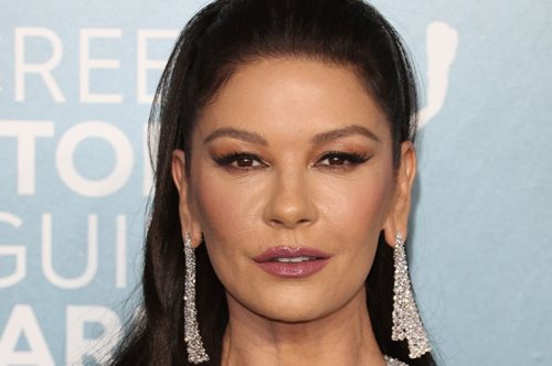 Η Κάθριν Ζέτα Τζόουνς ποζάρει στο μπάνιο χωρίς ίχνος μακιγιάζ και είναι υπέροχη