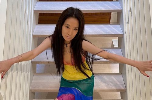 Η Βέρα Γουάνγκ γιόρτασε τα 72α γενέθλιά της και νιώθουμε ότι μας κοροϊδεύει κατάμουτρα