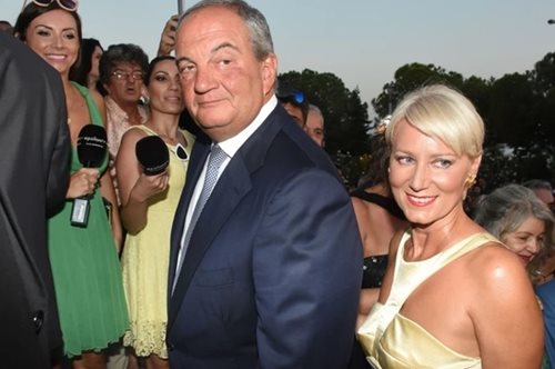 Τα δίδυμα Καραμανλή τελείωσαν το Λύκειο - Η τρυφερή οικογενειακή φωτογραφία με τους γονείς