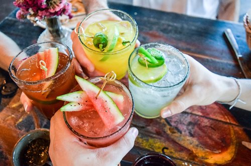 Τι ποτό να πιω το καλοκαίρι; 3 καλοκαιρινά κοκτέιλ με ή χωρίς αλκοόλ