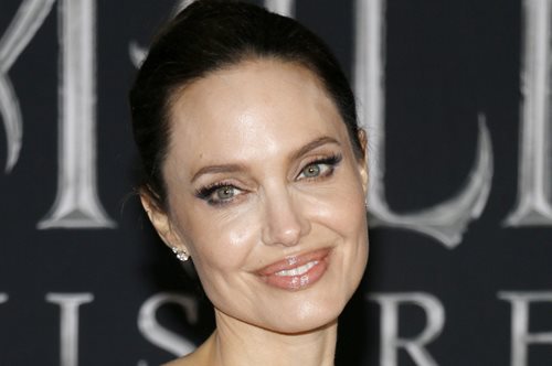 Η Αντζελίνα Τζολί είναι ερωτευμένη με διάσημο, και πολύ νεότερό της, τραγουδιστή