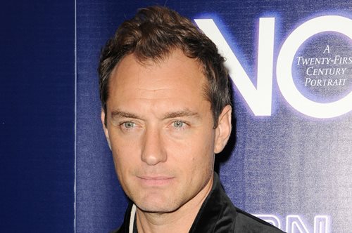 Η πανέμορφη κόρη του Τζουντ Λο εμφανίστηκε στις Κάννες με ξυρισμένο κεφάλι