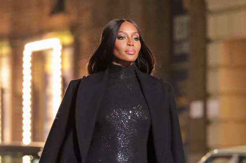 Η Ναόμι Κάμπελ ποζάρει με μαγιό στα 51 της και αποδεικνύει γιατί είναι η απόλυτη θεά του μόντελινγκ