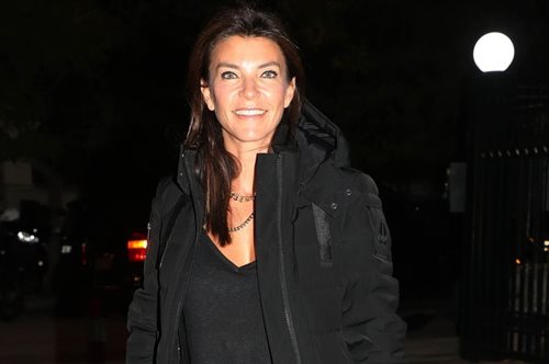 Η Μαρίνα Βερνίκου με την κούκλα κόρη της στη Μύκονο