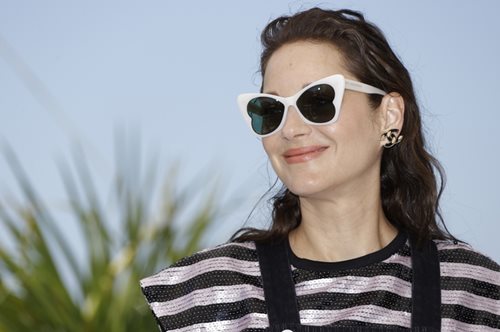Η Marion Cotillard με το travel look που θα συγκινήσει κάθε γνήσια jetsetter