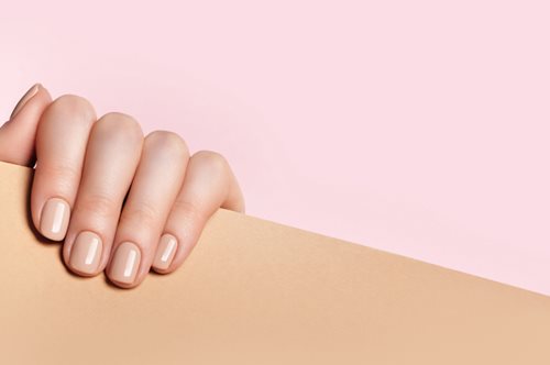 Τα χρώματα στα νύχια που αναδεικνύουν την ηλιοκαμένη επιδερμίδα