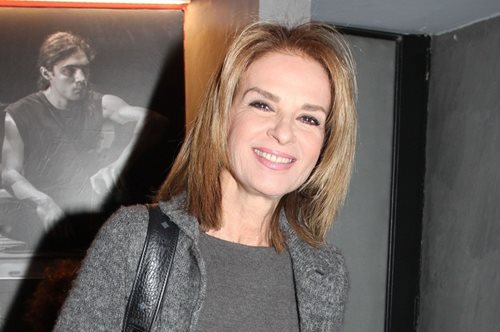 Η Πέγκυ Σταθακοπούλου ποζάρει με μαγιό σε μία μαγευτική παραλία