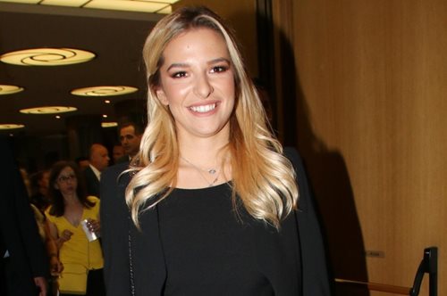 «Κορίτσι συναντάει αγόρι, ερωτεύονται, παντρεύονται και κάνουν παιδάκι»