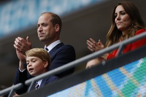 Πρίγκιπας Τζορτζ: «Κλώνος» του πατέρα του πρίγκιπα Γουίλιαμ στο νέο επίσημο πορτρέτο