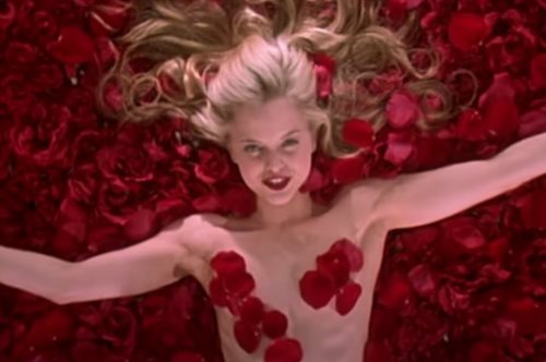 «Ξαπλώσαμε αγκαλιά στο ίδιο κρεβάτι. Ήταν περίεργο και ασυνήθιστο»