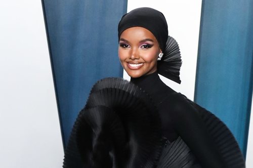 Χαλιμά Άντεν: «Το χιτζάμπ μου γινόταν ολοένα και μικρότερο σε κάθε λήψη» 