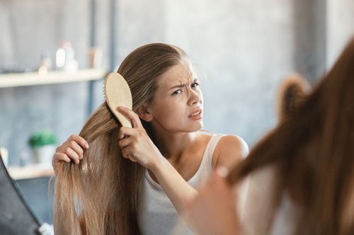 7 τρόποι να αψηφήσουν τα μαλλιά σας την υγρασία