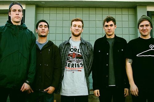 Τραγουδιστής κλώτσησε θαυμάστριά του επειδή ανέβηκε στη σκηνή