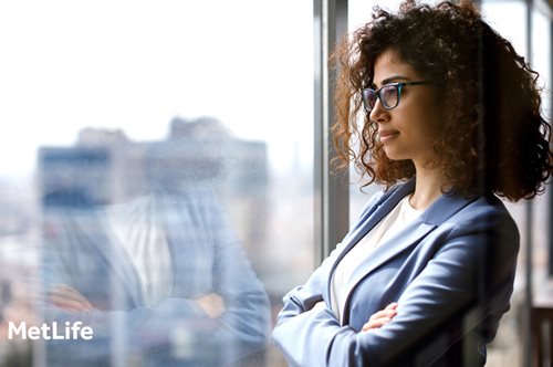 1 στις 4 γυναίκες σκέφτεται να εγκαταλείψει ή να περιορίσει την καριέρα της