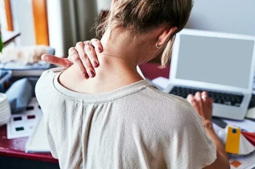 Κύφωση στον αυχένα: Τρεις ασκήσεις για να βελτιώσεις τη στάση σου