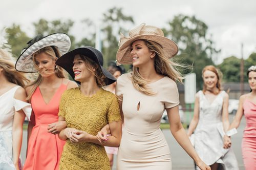 Καλεσμένη σε γάμο | 8+1 φορέματα που θα εξυπηρετήσουν το καλοκαιρινό σας formal style