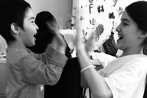 Η Σούρι Κρουζ μεγάλωσε πολύ. Η βόλτα με τη μητέρα της και η εντυπωσιακή της εμφάνιση