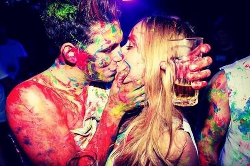 Το πρώτο φιλί δόθηκε σε ένα πάρτι. Μια ιστορία για τη «γλώσσα της γλώσσας»