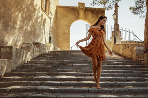 Πέντε outfits που θα σας κρατήσουν cool & chic στην πολλή ζέστη