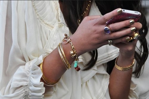 Το κόσμημα που έχει ξετρελάνει το fashion κοινό και οι πολλοί τρόποι να φορεθεί σωστά