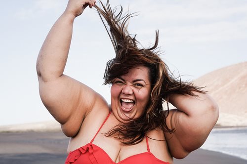 Φωτογράφος απαθανατίζει τις αντιδράσεις περαστικών απέναντι σε υπέρβαρο άτομο