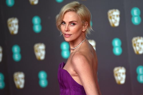 Σαρλίζ Θερόν: Η εντυπωσιακή βουτιά στα ανοιχτά της Πάρου με τα δύο της παιδιά