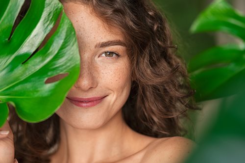 Πώς θα αποφύγεις τις πανάδες, το δέρμα που γυαλίζει και το αλλοιωμένο μακιγιάζ;