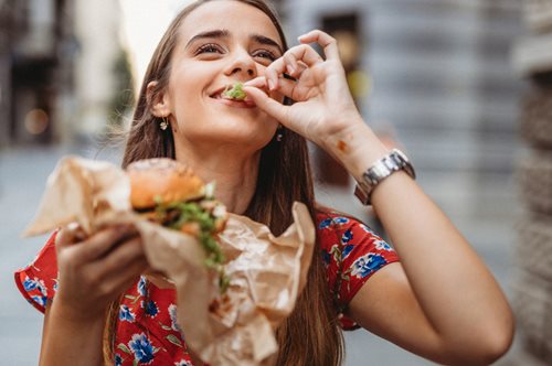 Τι να κάνω όταν τρώω πολύ; Να πώς θα ξεπεράσεις το food hangover