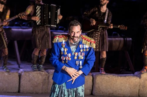 To Eθνικό Θέατρο ζητά αποζημίωση από τους Κώστα Κόκλα – Πάνο Μουζουράκη