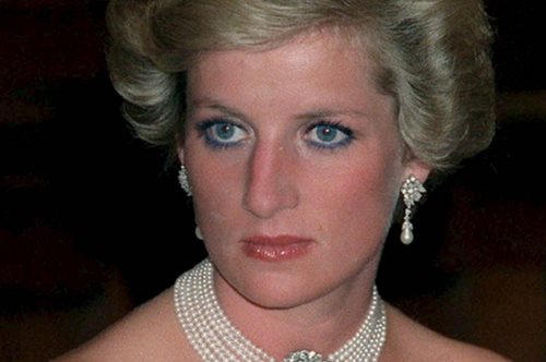 «Μην τη φάτε»: Ένα κομμάτι τούρτα από τον γάμο της Νταϊάνα και του Καρόλου πουλήθηκε για 2.620 ευρώ