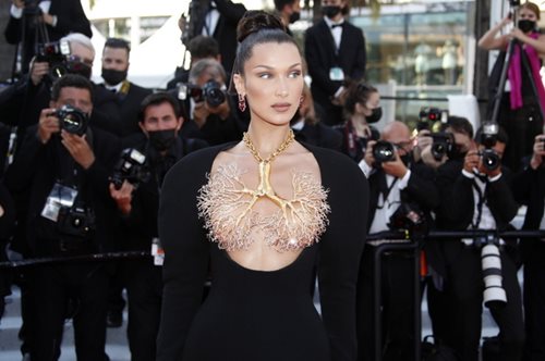 Bella Hadid | Αυτή είναι η εμφάνισή της στο κόκκινο χαλί που ακόμα και σήμερα την κάνει να ντρέπεται