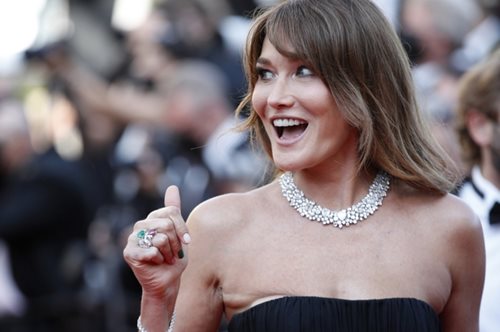 Σε ένα κυκλαδίτικο σπίτι με μαγευτική θέα: Η Κάρλα Μπρούνι κάνει διακοπές στην Ελλάδα