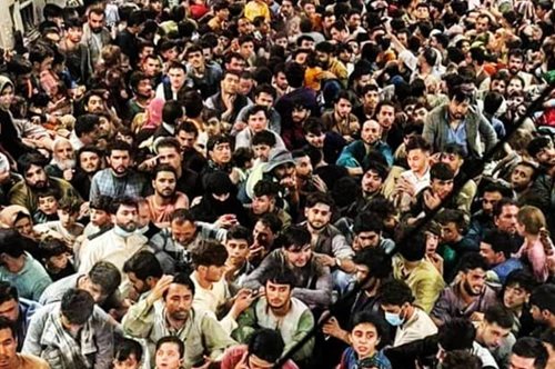 Προσπαθούν να διαφύγουν: 600 Αφγανοί στοιβαγμένοι σε πολεμικό αεροσκάφος των ΗΠΑ