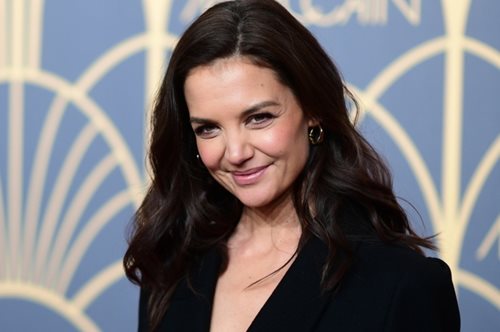 Η Κέιτι Χολμς μας δείχνει τον πιο σωστό τρόπο να φορέσουμε το λευκο πουκάμισο φέτος το φθινόπωρο