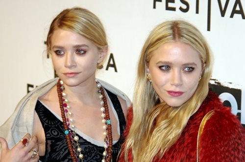 Oι αδελφές Olsen έβγαλαν την πρώτη τους σέλφι και τα social media έχουν απορίες